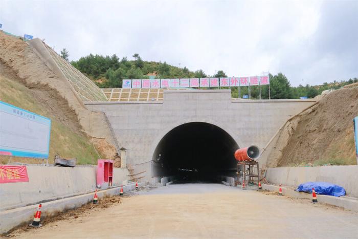 香格里拉城区东外环线二期项目桑那隧道顺利贯通