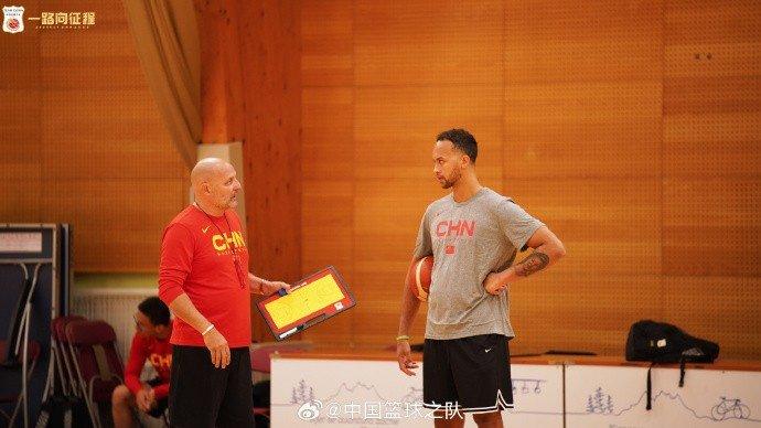 李凯尔已和中国男篮会合 队员&教练围圈欢迎 周琦笑得最欢