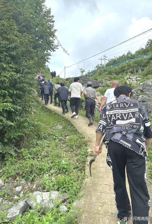 贵州一女子疑被杀害后埋尸多日，二嫂男友被警方带走，家属讲述细节