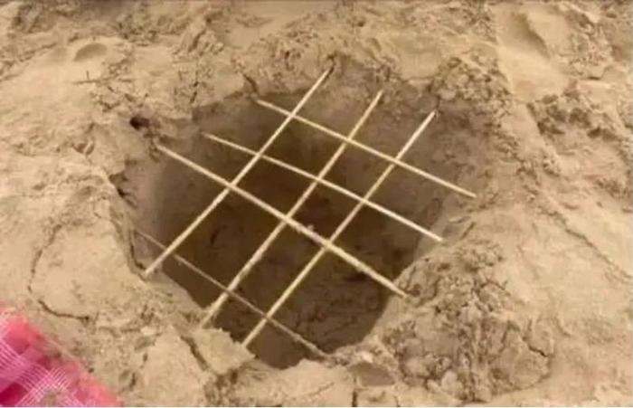 母亲晒孩子在沙滩制作“竹签陷阱”引众怒，网友：这已经不是恶作剧！