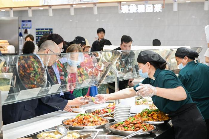 静安寺商圈，20元搞定午餐！社区食堂“人人都想要”，能开得更多吗？