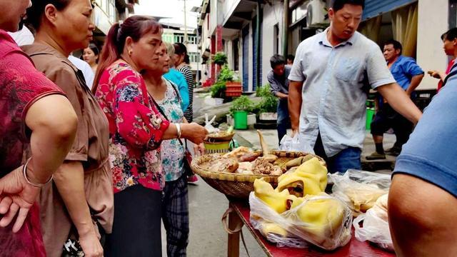 “伏天吃伏羊” 重庆綦江举办百米长桌宴