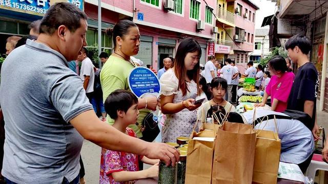 “伏天吃伏羊” 重庆綦江举办百米长桌宴