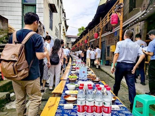 “伏天吃伏羊” 重庆綦江举办百米长桌宴