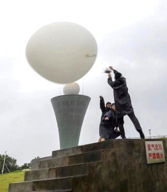 “杜苏芮”登陆当日 气象员冒强风施放探空气球：“不管风雨多大 也要把探测设备安全放上天”