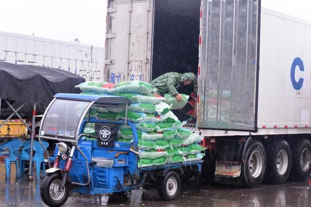 北京新发地市场落实防汛保供相应措施 确保主要蔬菜品种供应充足