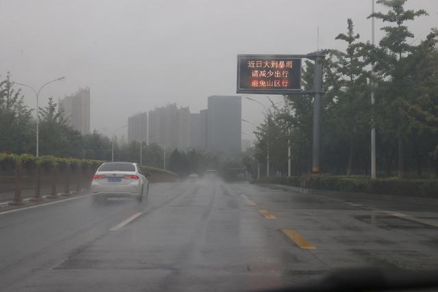 暴雨红色预警下的京津冀：景区关闭，市民非必要不外出 洪灾高风险地区组织专人盯守