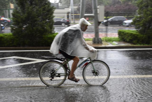 暴雨红色预警下的京津冀：景区关闭，市民非必要不外出 洪灾高风险地区组织专人盯守