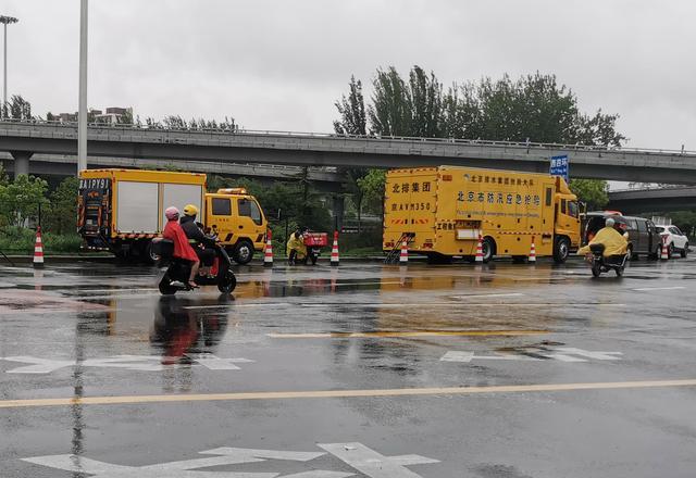 暴雨红色预警下的京津冀：景区关闭，市民非必要不外出 洪灾高风险地区组织专人盯守