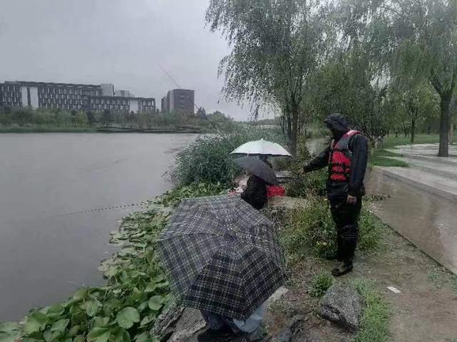 北京持续暴雨红色预警 市水务局：远离河道 此时钓鱼有风险