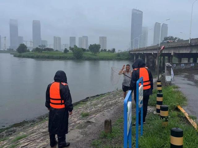 北京持续暴雨红色预警 市水务局：远离河道 此时钓鱼有风险