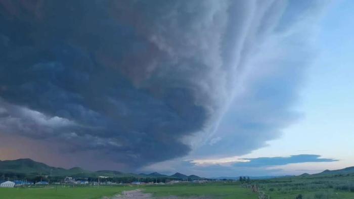 内蒙古通辽上空出现“线风暴”