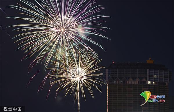 日本隅田川花火大会恢复举办 绚丽烟花点亮夜空