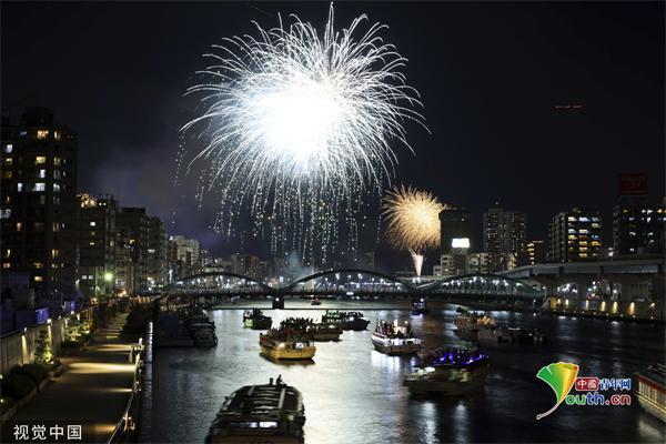 日本隅田川花火大会恢复举办 绚丽烟花点亮夜空