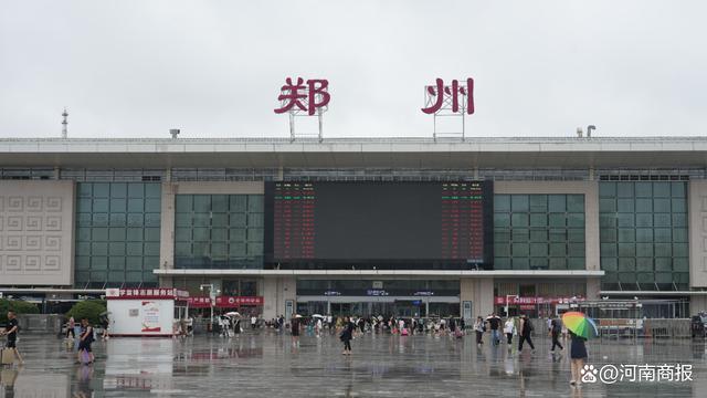 多趟途经郑州火车晚点，郑州站加开人工窗口办理退票、改签