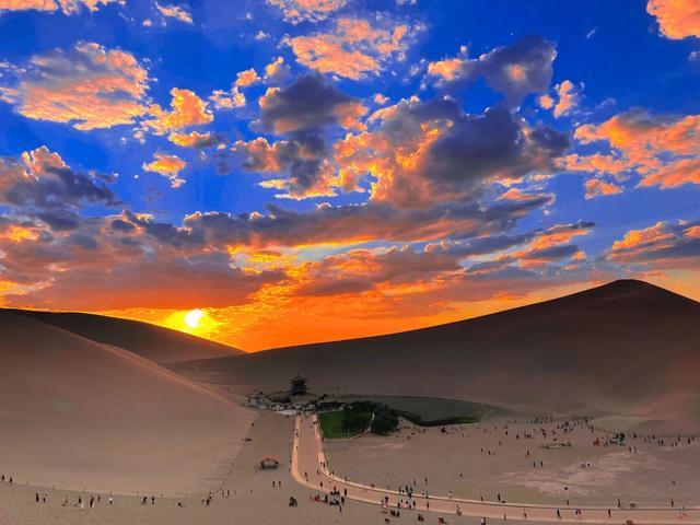 夕阳下的月牙泉畔。 图源:鸣沙山月牙泉景区公众号