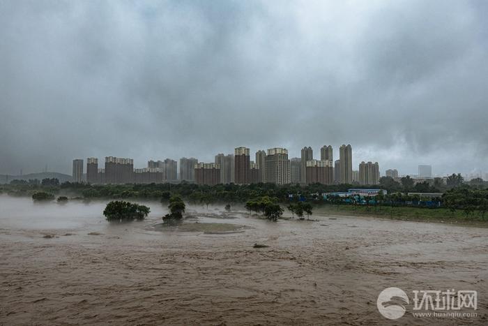 实拍北京首钢大桥下永定河水位上涨，冬奥公园部分区域被水淹没