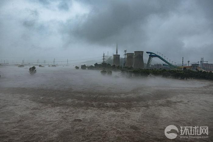 实拍北京首钢大桥下永定河水位上涨，冬奥公园部分区域被水淹没