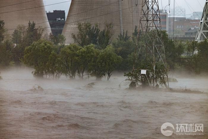 实拍北京首钢大桥下永定河水位上涨，冬奥公园部分区域被水淹没