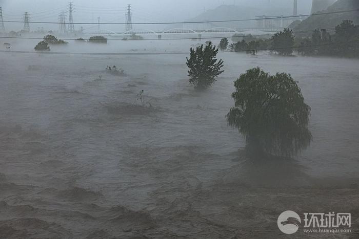 实拍北京首钢大桥下永定河水位上涨，冬奥公园部分区域被水淹没