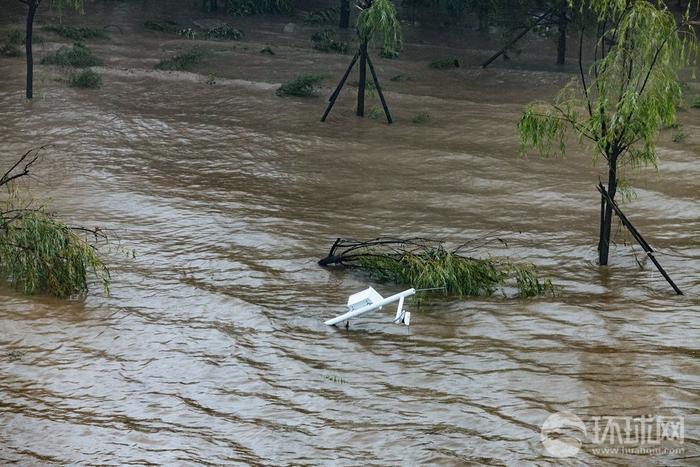 实拍北京首钢大桥下永定河水位上涨，冬奥公园部分区域被水淹没