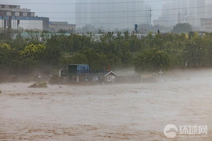 实拍北京首钢大桥下永定河水位上涨，冬奥公园部分区域被水淹没