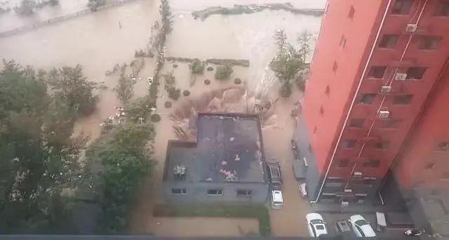 河北涿州一小区地库被水冲垮，住户称5岁小孩独自被困一天一夜，多部门回应