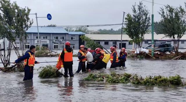 北京特大暴雨已致11人遇难、27人失联！台风“卡努”最新预测！遇到紧急情况咋办？