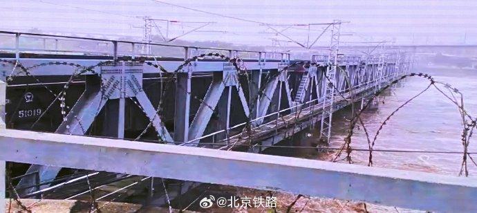 北京铁路：为保障安全，93辆大型车辆驶上京广线跨永定河5号铁路桥