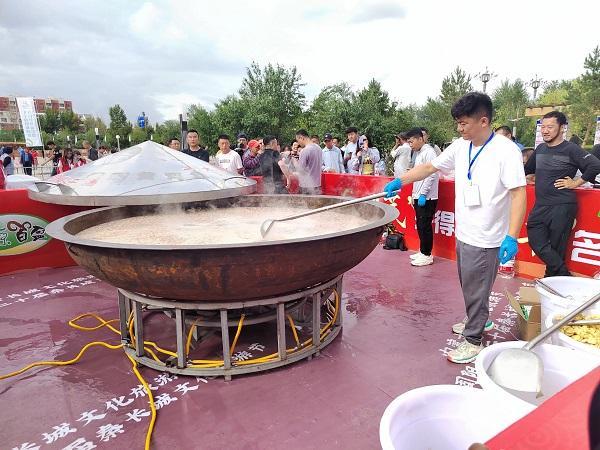 千人搓莜面获大世界基尼斯认证 百米烧烤炉催旺烟火气 99道地方美食撞击味蕾 “41°固阳献”火出圈