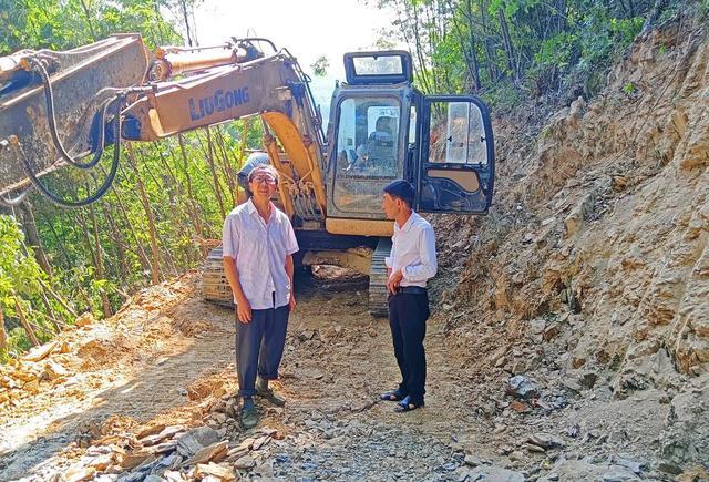 扎根深山15年 身患重疾的他写下千字申请书：“余生有限 我申请继续留村”