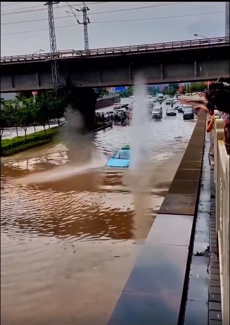 燃油车主看呆：电动车“漂”过积水路，水花数米高！网友：车船税没白交！专家：风险大…