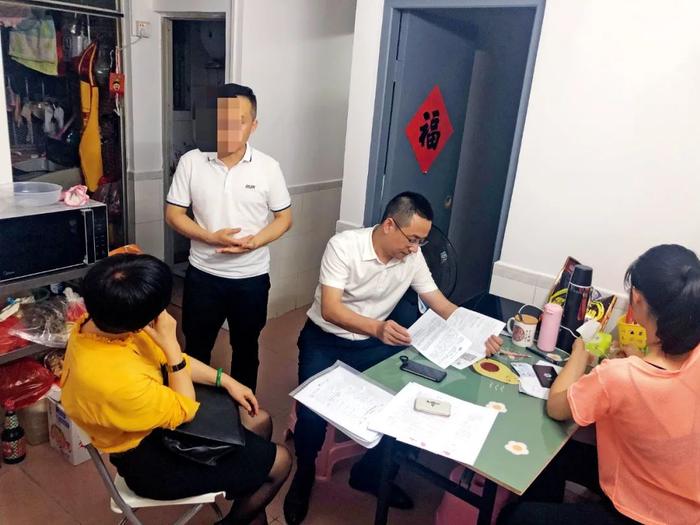 管理人律师到梁文锦(左二)家中走访,核查了解情况。图/受访者提供