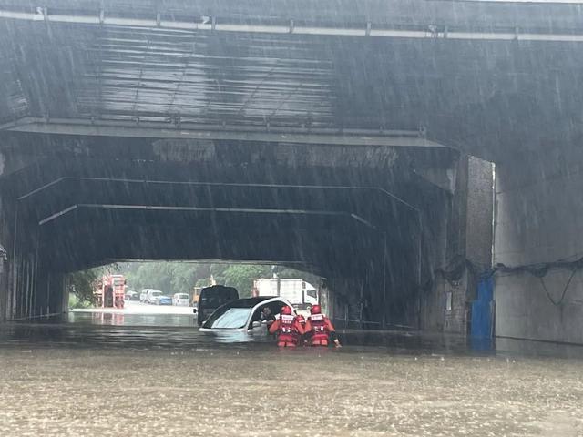 北京特大暴雨已致11人遇难、27人失联！台风“卡努”最新预测！遇到紧急情况咋办？