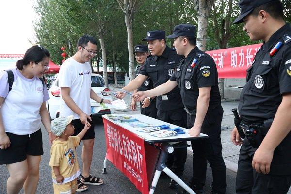 七台河：民警摆“反诈摊位” 守护好群众“钱袋子”