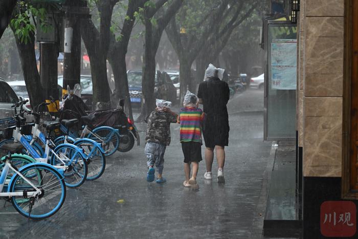 图集｜成都市区突降暴雨，你被淋到了吗？