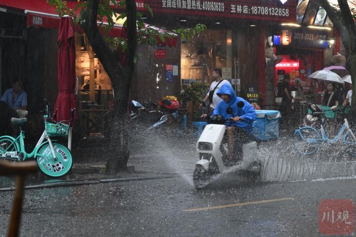 图集｜成都市区突降暴雨，你被淋到了吗？