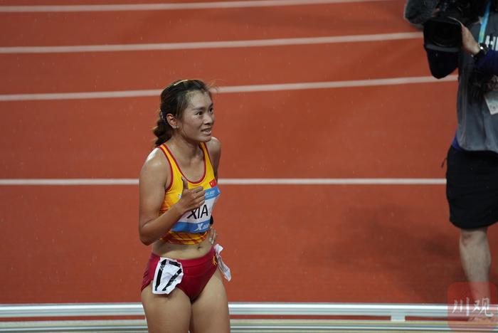 C视频丨最后一圈高燃冲刺 中国选手夏雨雨获成都大运会田径女子10000米金牌