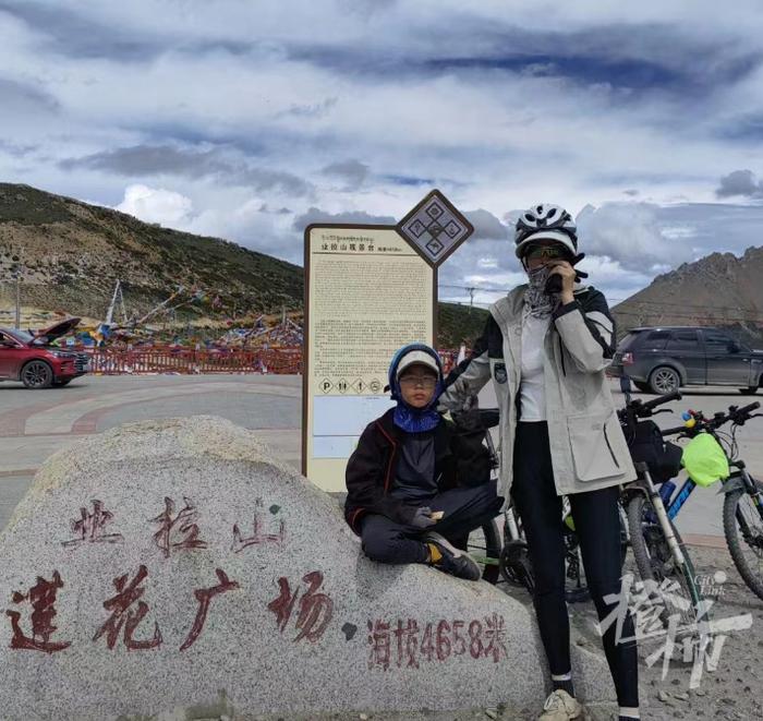 11岁男孩和妈妈骑行川藏线 母子俩已骑1个多月1400多公里