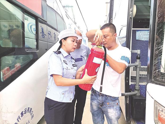 滦州市交警大队组织开展夏季雨季行车交通安全大检查大教育活动