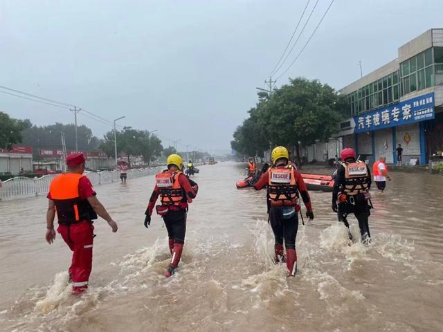 “橡皮艇划破和翻覆了几十条”，涿州水上救援艰难推进