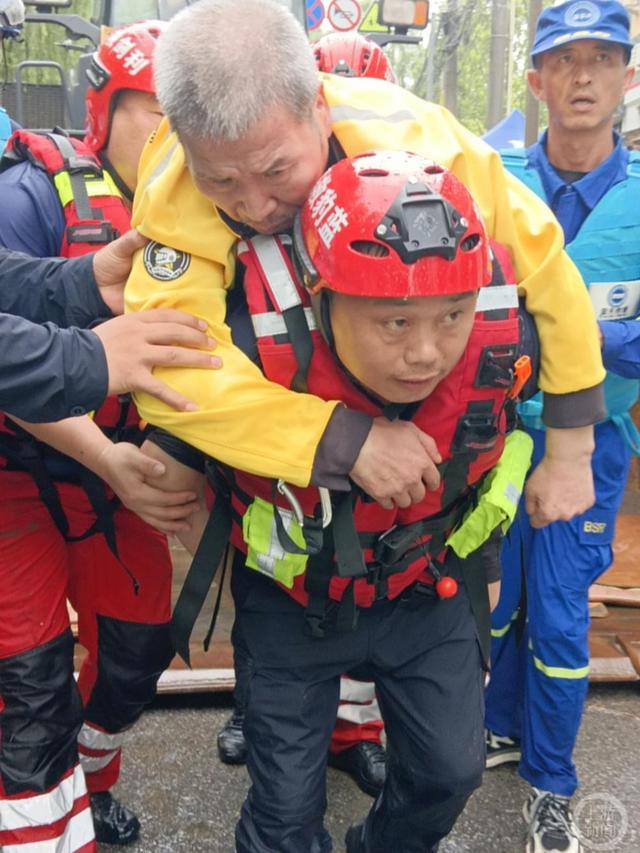 “追台风”的成都蓝豹救援队涿州救援：转移上百名受困者，两艘橡皮艇被刺破