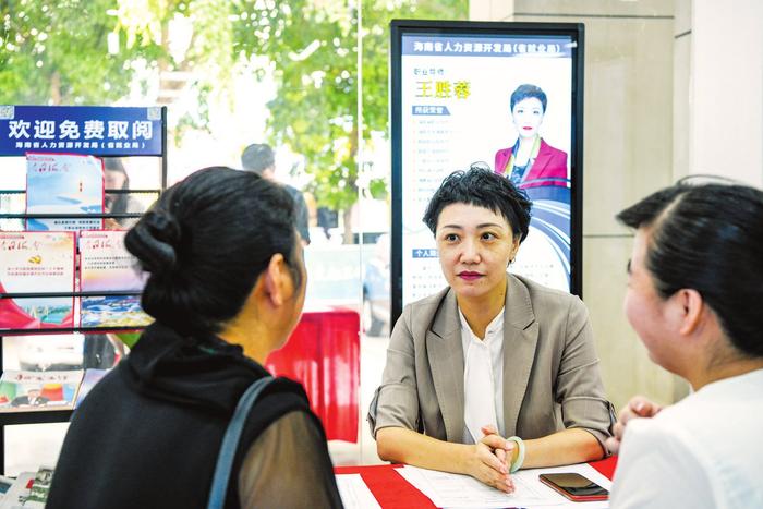 海南省就业局举办线下公共招聘会 57家用人单位提供916个就业岗位
