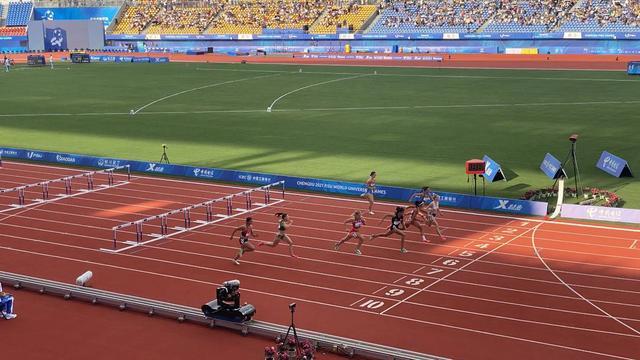 成都大运会女子100米跨栏半决赛 田径名将林雨薇晋级决赛