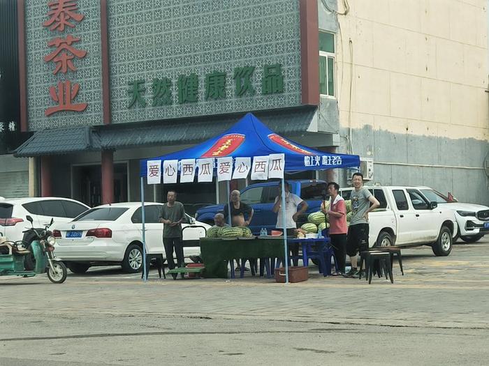 涿州：数百支救援队伍汇聚，饭店成物资集散地，爱心西瓜半天发出2000斤