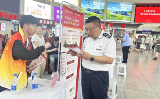 济南市总工会“数字大篷车”服务走进长途汽车总站“夏送清凉”