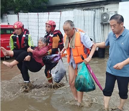 房山窦店镇苏村：百余人不眠不休80余小时 转移800余名滞留村民