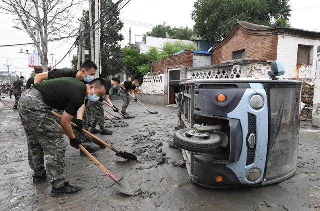 房山窦店镇苏村：百余人不眠不休80余小时 转移800余名滞留村民