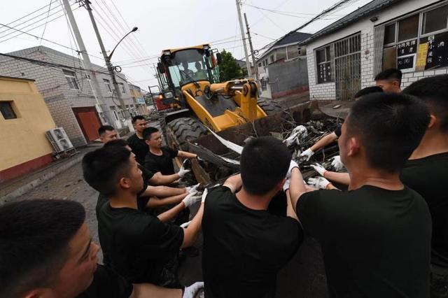 房山窦店镇苏村：百余人不眠不休80余小时 转移800余名滞留村民