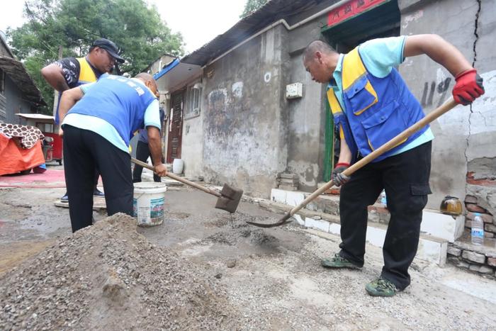 居民家门口地面凹陷屋里还漏雨 北京丰台区南苑街道三小时抢修完毕